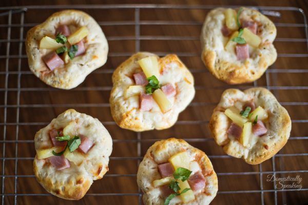 Hawaiian-Pizza-Bites-with-Pineapple-and-Ham-the-perfect-party-appetizer-6-1