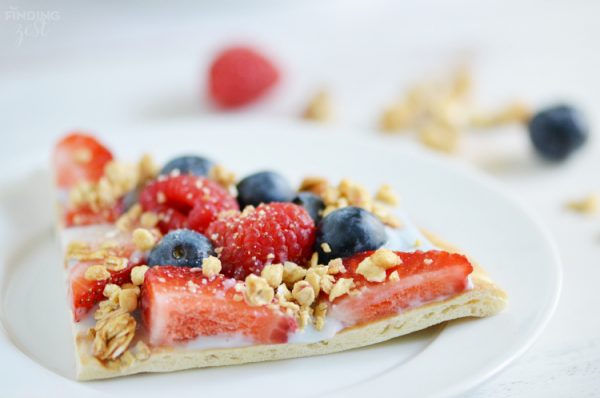 Sliced-Fruit-and-Yogurt-Breakfast-Pizza