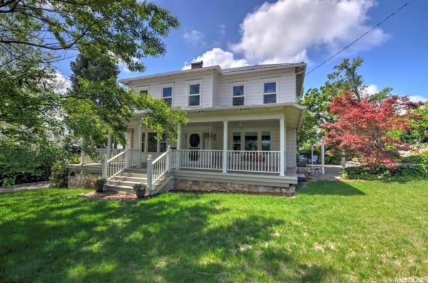 Reasons to love a small town, and Why I'm #MyTownProud with my 1878 Farmhouse